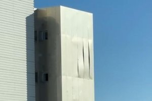 Desperfectos en la fachada del Teatro Auditorio de Roquetas de Mar.