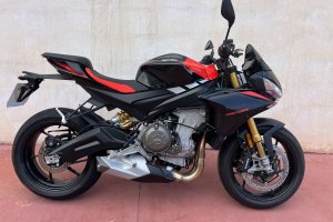 La Aprilia Tuono 660 Factory se posiciona como una de las propuestas más sofisticadas del segmento naked.