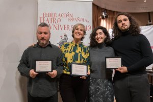 Representantes del Aula de Teatro de la UAL, con los tres galardones para 'Margaritas sobre el asfalto'.