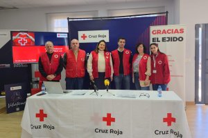 Miembros de la Cruz Roja de El Ejido durante la presentación.