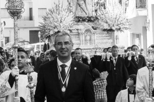 Antonio Campos, con la Virgen de Gádor.