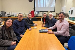 El doctor Andrew Koh (segundo por la izquierda) junto al alcalde de Antas durante una reunión con profesores del Departamento de Arqueología de la Universidad de Granada.