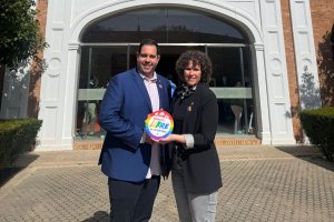 Representantes del Ayuntamiento de Vícar recibiendo el distintivo de ciudad libre de LGTBIfobia.