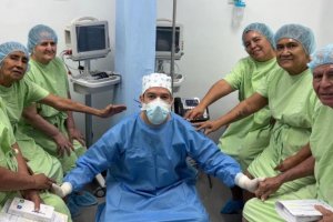 Arropado por sus pacientes en El Salvador