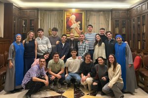 La joven almeriense, acompañada de otros españoles, de visita con el Obispo de Estambul.