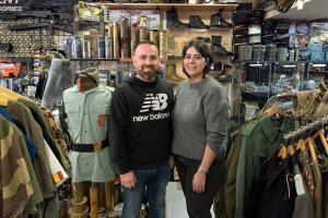 Félix y Mónica de Caza y Pesca Amonacid en su negocio.