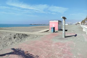 Junto a la plataforma de las duchas y el murete del paseo marítimo se amontona la arena que ha quedado ahí tras el paso de los temporales