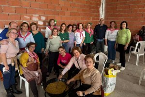Las mujeres de la Asociación de Fibromialgia con unas migas.
