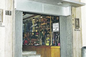 Puerta de la tienda de la calle Rueda López, que fue la primera en Almería que se dedicó exclusivamente a los artículos deportivos.