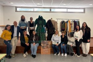 Alumnas del taller con dos de las creaciones que se llevarán en el Día del Villazgo.