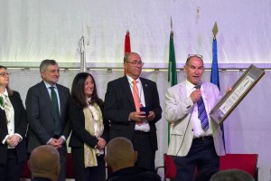 Juan Grima (primero por la derecha) durante el acto de su nombramiento como cronista oficial de Turre.