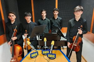 Alumnos del Conservatorio de El Ejido antes de su actuación en SER Poniente.