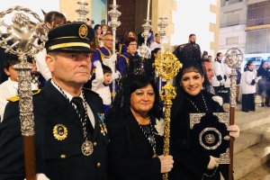 Begoña vestida de mantilla junto a Paco y María José, sus padres.