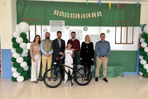 Antonio Moya Valenzuela posa con su nueva bicicleta.
