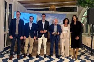 El alcalde y autoridades presentes con el reconocido con el Indalo de Oro de Mojácar, Ricardo Escudero.