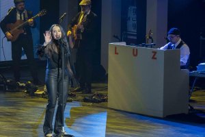 Luz Casal desplegó todo su repertorio en Almería y puso en pie al Auditorio Maestro Padilla.