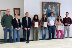 Voluntarios europeos tras su llegada a Purchena.