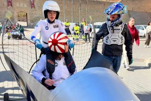 Karts artesanales sin motor en la salida en el Castillo.