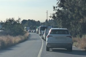 Retención de vehículos tras pasar el control de la Guardia Civil de Tráfico.