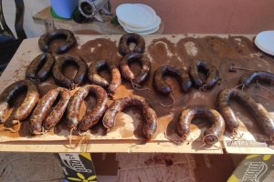 Embutido recién hecho en una edición anterior de la Feria de la Matanza de Antas.