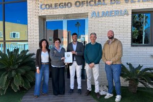 Autoridades municipales de Mojácar y representantes del colegio tras la firma del convenio.