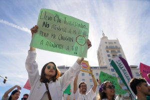 Médicos protestan en una jornada de huelga del pasado febrero.
Álex Zea / Europa Press
18/2/2026