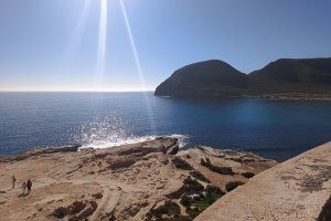 Imagen del Playazo de Rodalquilar desde el interior del Castillo.