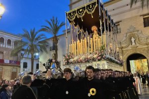 Salida multitudinaria de la imagen titutar de la Cofradía de la Virgen de los Dolores.
