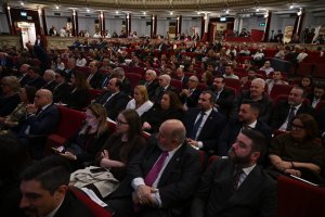 Asistentes al pregón de la Semana Santa de Almería 2026 celebrado en el Teatro Cervantes.