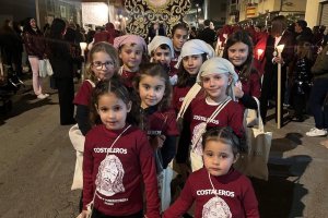 Los Costaleros cuentan con numerosos niños en su procesión.