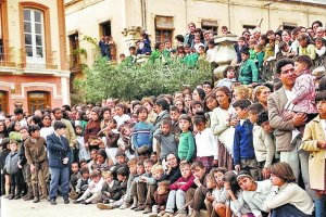 Los niños de antes estaban habituados a sentarse en el suelo y aprovechaban los trancos de la Plaza de San Pedro para acomodarse como si fuera una tribuna y ver la salida de la procesión del Santo Entierro.
