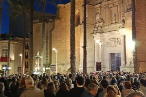 El Cristo de la Escucha, ante la fachada de la Catedral de Almería.