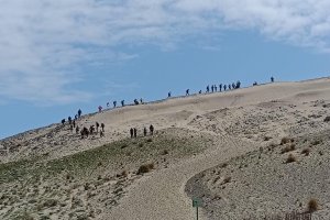 Imagen del del grupo de turistas subiendo a la duna de Mónsul.@cinepaticoblog
