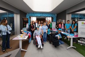 Foto de familia de los participantes en el acto del Día Mundial de Concienciación del Autismo