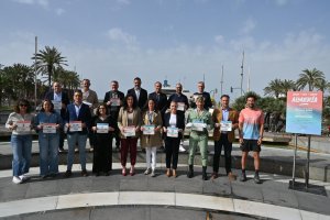 Autoridades, organización, patrocinadores y sponsors presentaron la Media Maratón de Almería 2026 en la Plaza de las Velas.