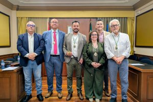 Concejales de Turre para la Gente y PP que presumiblemente conformarán el Gobierno municipal con el nuevo alcalde de Turre en el centro.