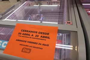 Cartel anunciando el cierre del supermercado por obras de mejora durante los próximos días.