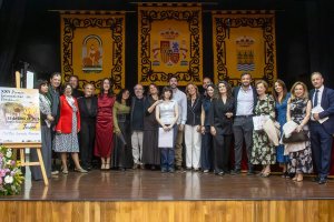 Fotografía de familia durante la gala en Albox.