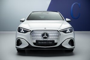 Diseñado para recorrer largas distancias: hasta 762 kilómetros de autonomía.

Energieverbrauch kombiniert: 18,6-14,2 kWh/100 km | CO₂-Emissionen kombiniert: 0 g/km | CO₂-Klasse: A [1]
 
Exterieur: AMG Line; MANUFAKTUR opalithweiß metallic bright
 
 
[1] Die Angaben sind vorläufig. Es liegen bislang weder bestätigte Werte von einer amtlich anerkannten Prüforganisation noch eine EG-Typgenehmigung noch eine Konformitätsbescheinigung mit amtlichen Werten vor. Abweichungen zwischen den Angaben und den amtlichen Werten sind möglich.;Energieverbrauch kombiniert: 18,6-14,2 kWh/100 km | CO₂-Emissionen kombiniert: 0 g/km | CO₂-Klasse: A *

The all-new Mercedes-Benz C 400 4MATIC electric.
 
Energy consumption combined: 18,6-14,2 kWh/100 km | CO₂ emissions combined: 0 g/km | CO₂ class: A [1]
 
Exterior: AMG Line; MANUFAKTUR opalithe white bright
 
[1] The information is provisional. Neither confirmed values from an officially recognised testing organisation nor an EC type approval nor a certificate of conformity with official values are available to date. Deviations between the data and the official values are possible.;Energy consumption combined: 18,6-14,2 kWh/100 km | CO₂ emissions combined: 0 g/km | CO₂ class: A*