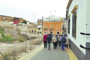 La subida a la Alcazaba, la calle más transitada por el turismo, lleva seis años esperando que la adecenten.