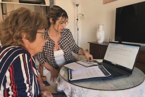 Asesora de Inmobiliaria Costa Levante analiza con una propietaria la venta de su vivienda.