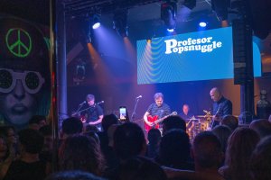 Lleno en la sala Berlín Social Club para asistir al regreso de Profesor Popsnuggle.