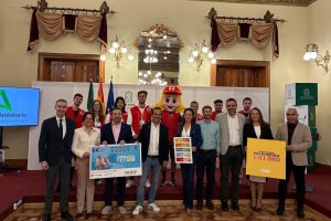 Foto de familia tras la presentación del Sorteo de Oro de Cruz Roja.