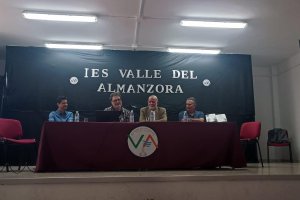 Uno de los momentos que se vivieron durante el acto en el instituto de Cantoria.