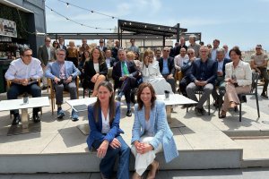 Foto de familia tras la celebración del Foro de Vivienda.
