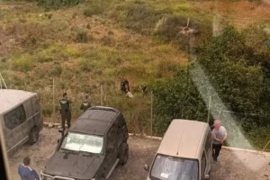 La Guardia Civil reduce al hombre que supuestamente había provocado los supuestos disparos.