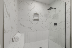 Una ducha tipo lluvia en un baño de inspiración spa, donde diseño y bienestar se unen para transformar la rutina diaria.