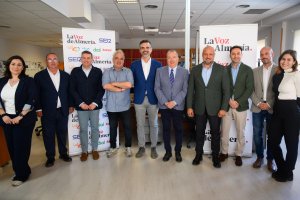 El equipo de La Voz y Cadena SER implicado en la preparación del debate, junto a los candidatos almerienses.