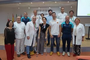 Foto de familia del personal del HUT, Titan Deja Huella, la madre de Lola y Ricardo García