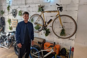 Mauro García junto a la bicicleta que dio vida a EnBiciArte.